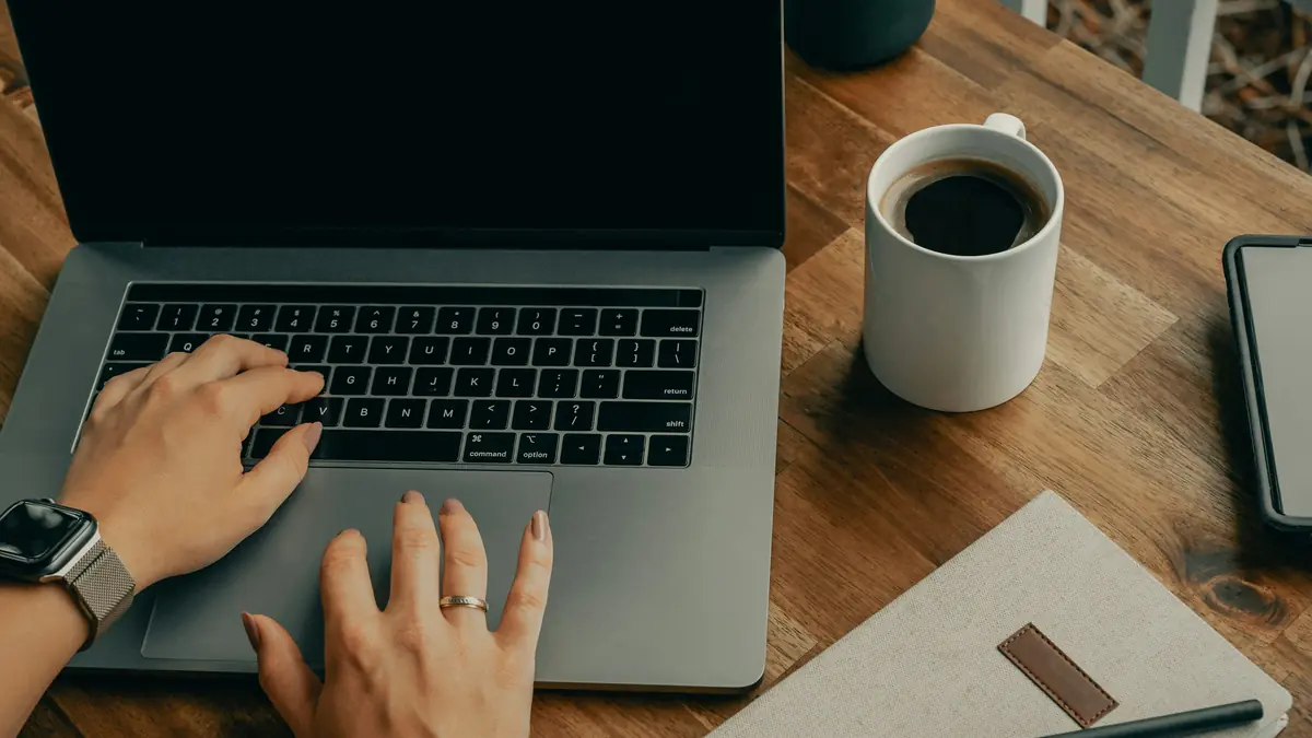 Gõ phím laptop cạnh tách cà phê, minh họa đăng ký tài khoản 789Club