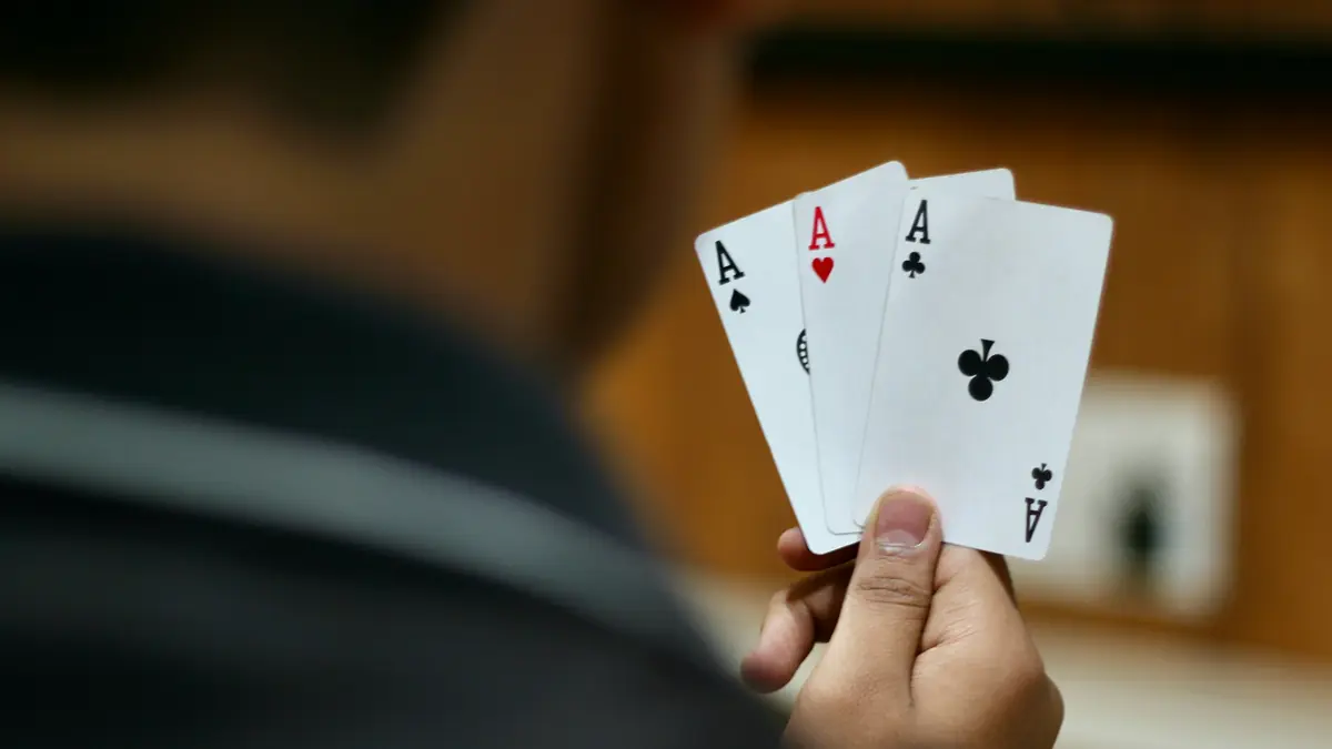 Tay cầm ba quân át, minh họa game bài đổi thưởng 789Club