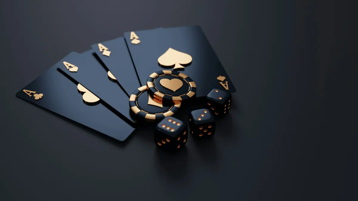 Bộ bài, phỉnh và xúc xắc trên nền tối, minh họa sảnh game bài 789Club