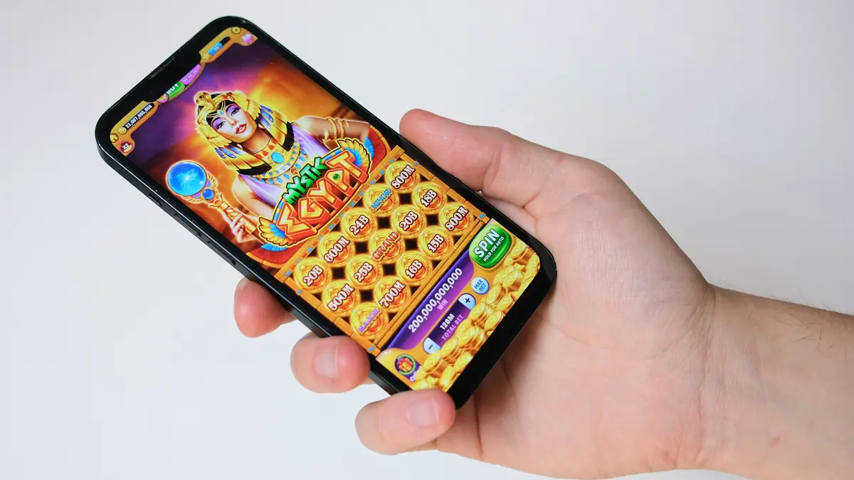 Điện thoại đang mở trò quay hũ, minh họa slot game 789Club