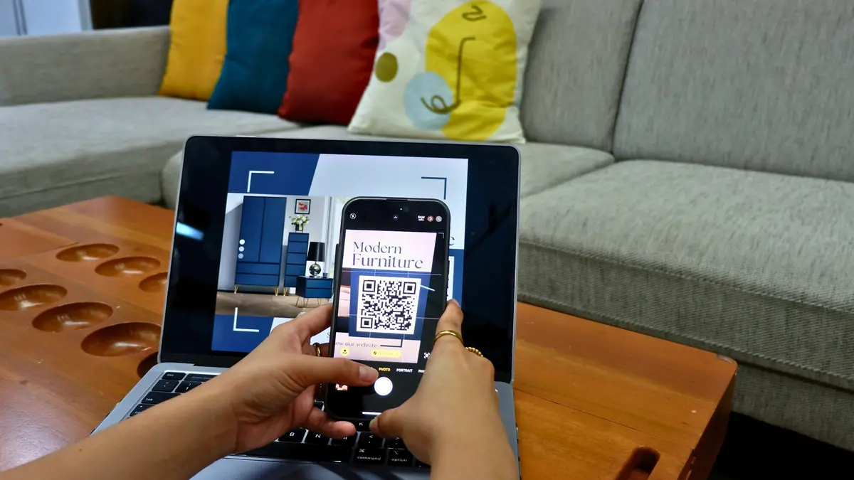 Dùng điện thoại quét mã QR, minh họa nạp tiền 789Club qua QR ngân hàng