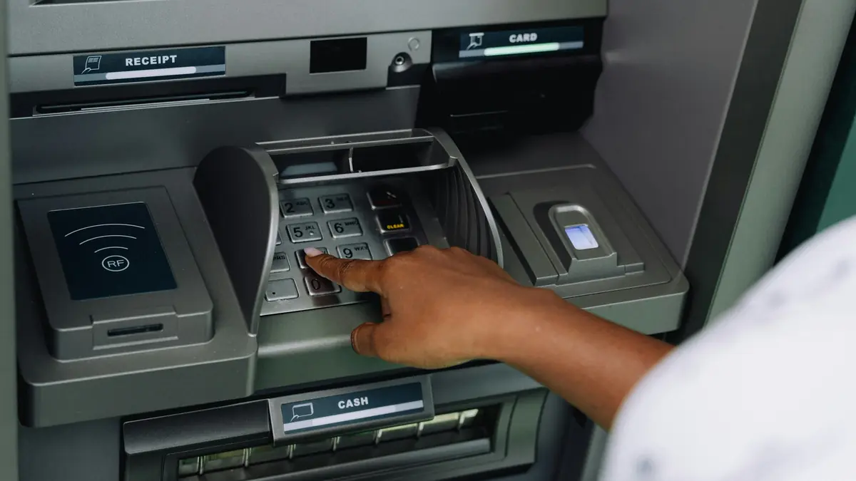 Giao dịch tại máy ATM, minh họa nhận tiền rút từ 789Club về ngân hàng